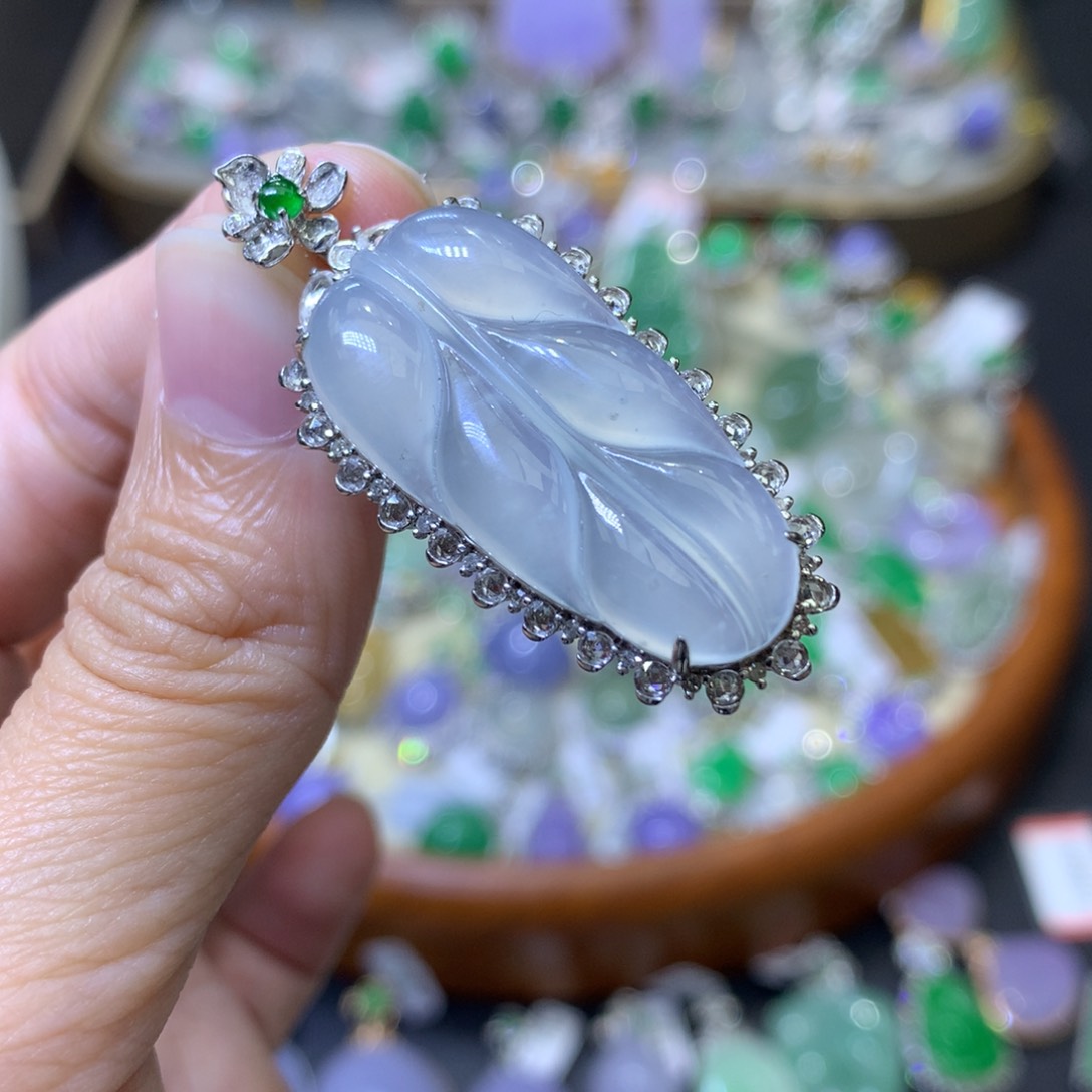 颈饰18K金镶嵌翡翠