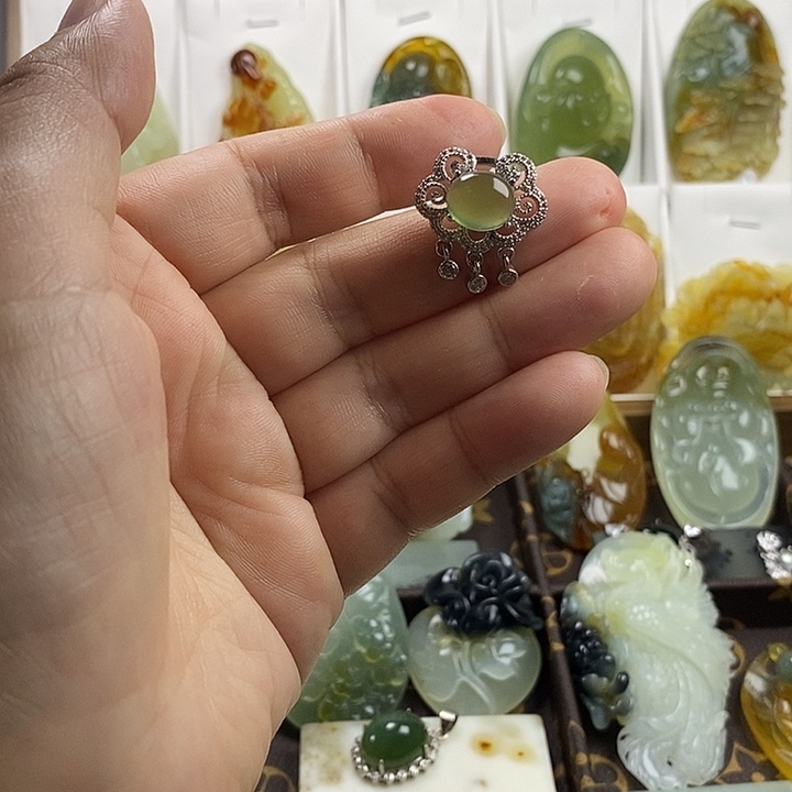 蛇纹石玉未镶嵌颈饰