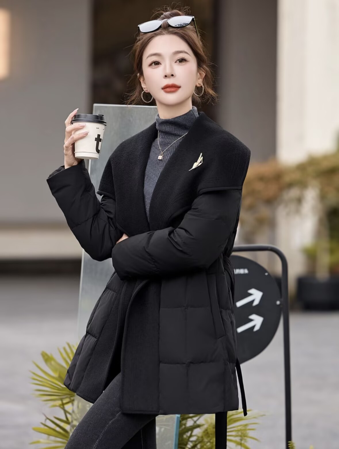 高端气质黑色羽绒服女中长款2025冬季新款羊毛呢拼接保暖系带外套