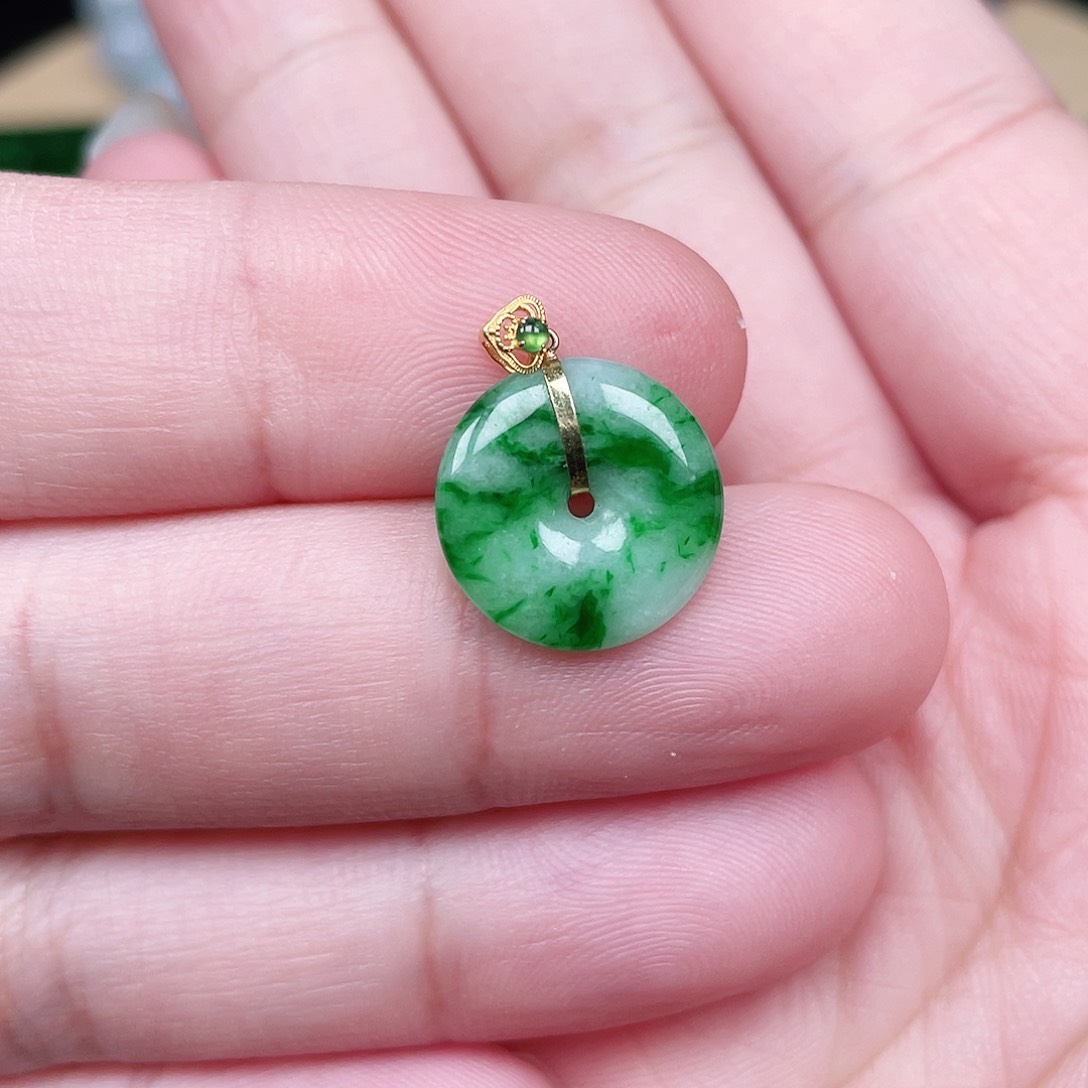 翡翠颈饰未镶嵌平安扣