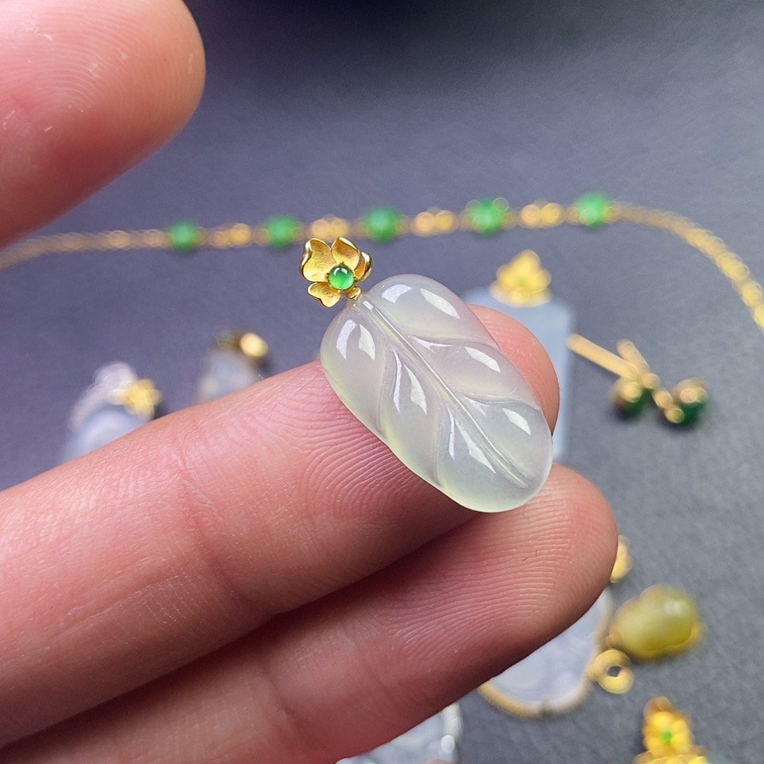 颈饰18K金镶嵌翡翠