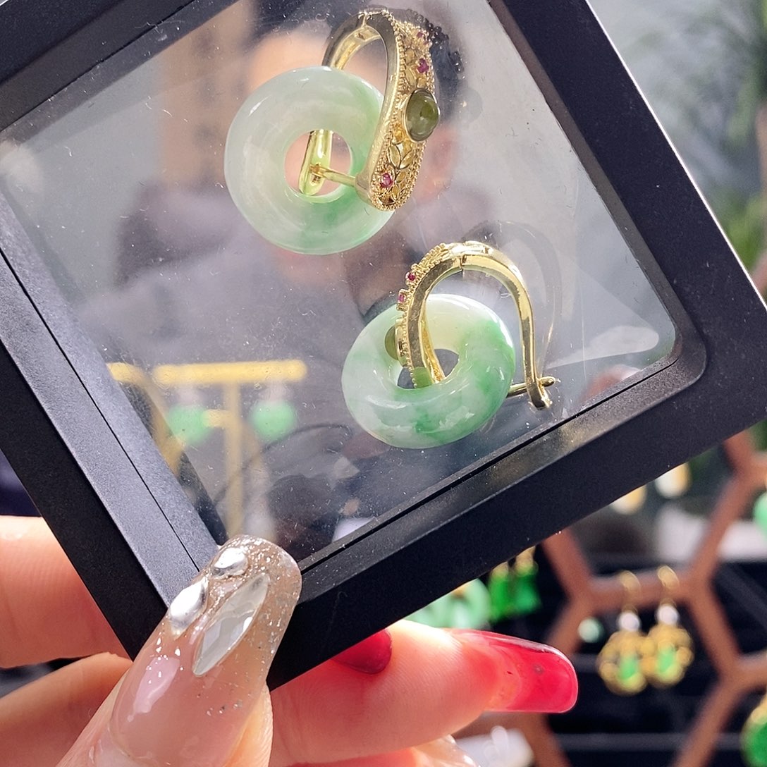 翡翠耳饰未镶嵌翡翠