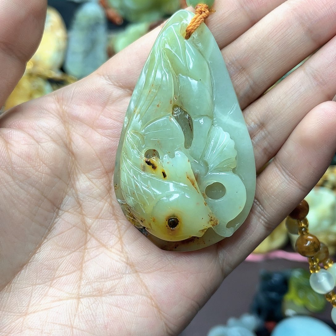 蛇纹石玉颈饰未镶嵌