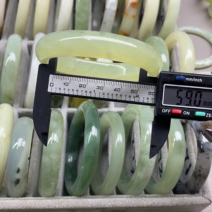 蛇纹石玉未镶嵌手镯263