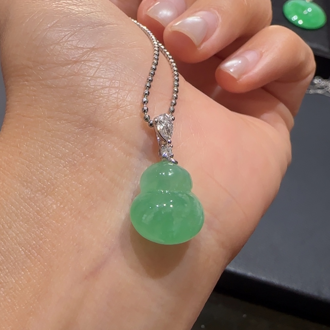 翡翠18K金镶嵌颈饰葡萄肉葫芦