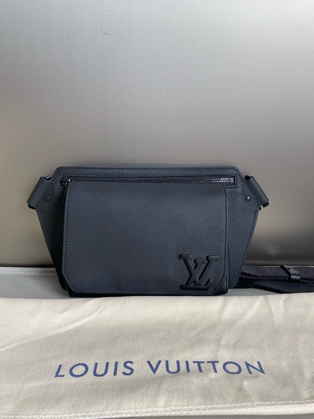 99新 LouisVuitton/路易威登 lv黑色全皮takeoff胸包腰包hws138