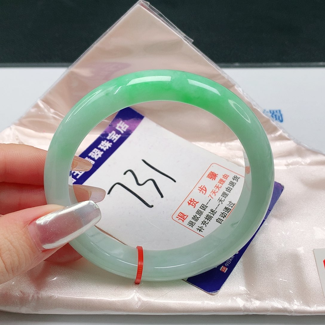 翡翠手镯未镶嵌翡翠手镯