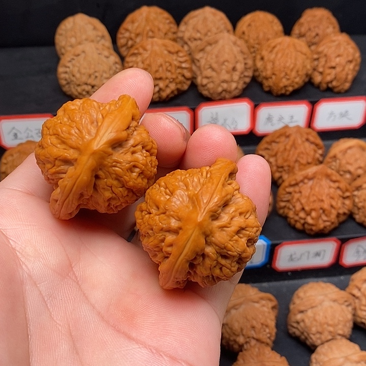 文玩核桃把件粗棱金公子