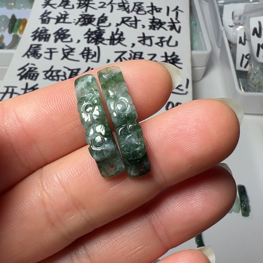 翡翠未镶嵌颈饰两头孔小手牌两个58块