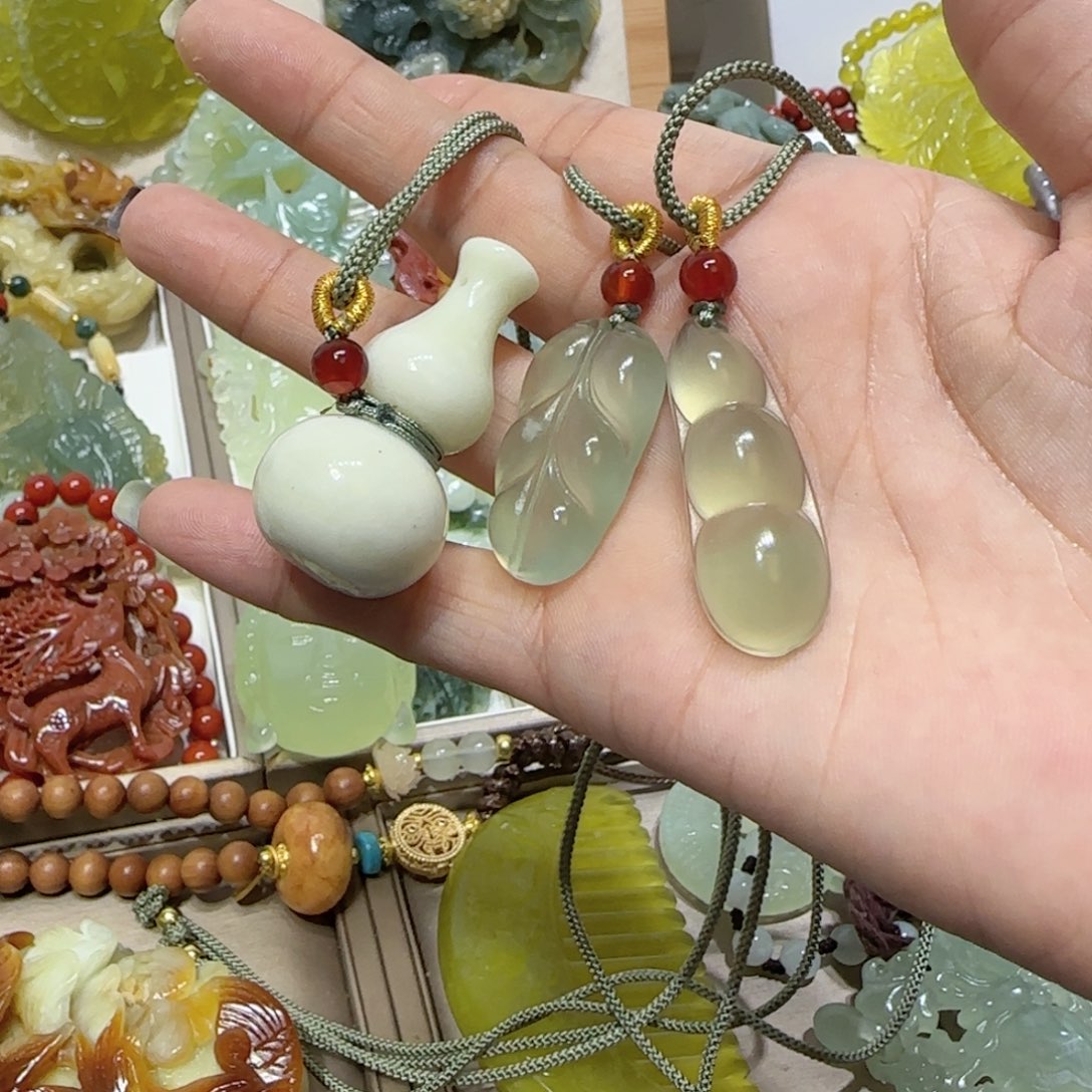 未镶嵌蛇纹石玉吊坠