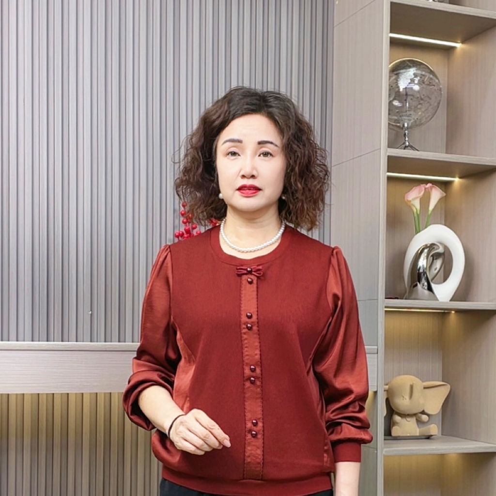 常规纽扣圆领时尚薄款中老年女装春秋女装小衫秋季妈妈装上衣