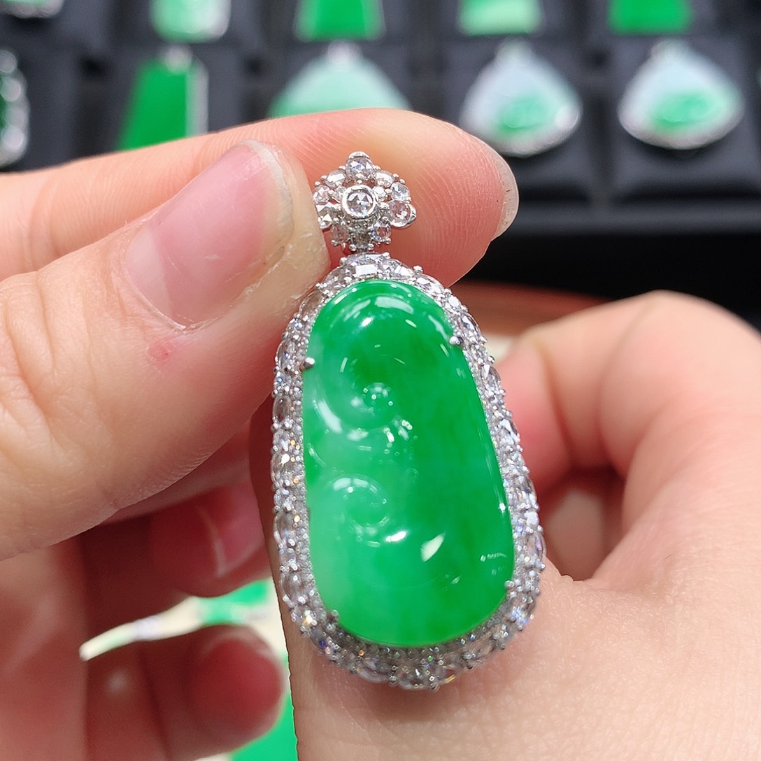 翡翠颈饰18K金镶嵌如意