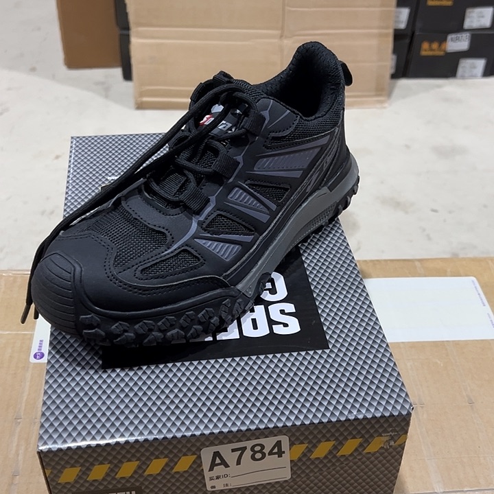 784号。38防砸防刺劳保鞋。鞋底磨损介意勿拍