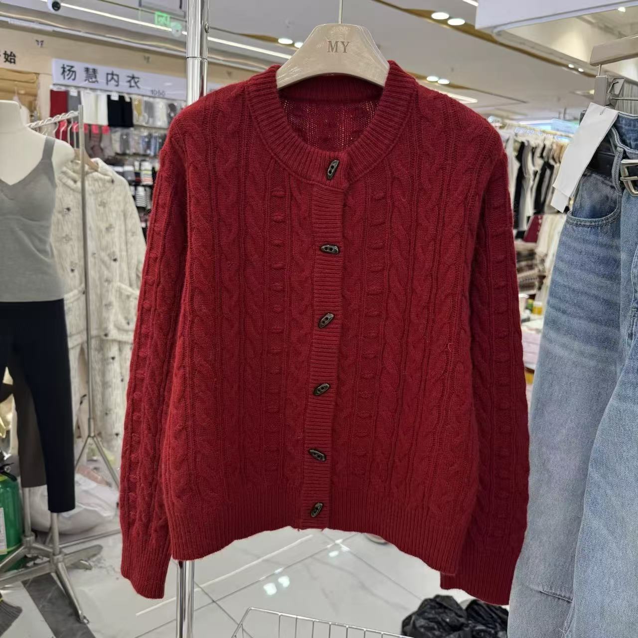 【硬货】5307时尚休闲绞花圆领秋冬提花刺绣毛衣牛角扣绞花开衫