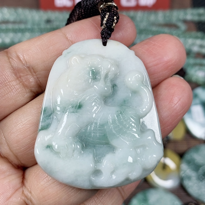 【闪购商品】翡翠颈饰未镶嵌玉吊坠翡翠玉上山虎牌