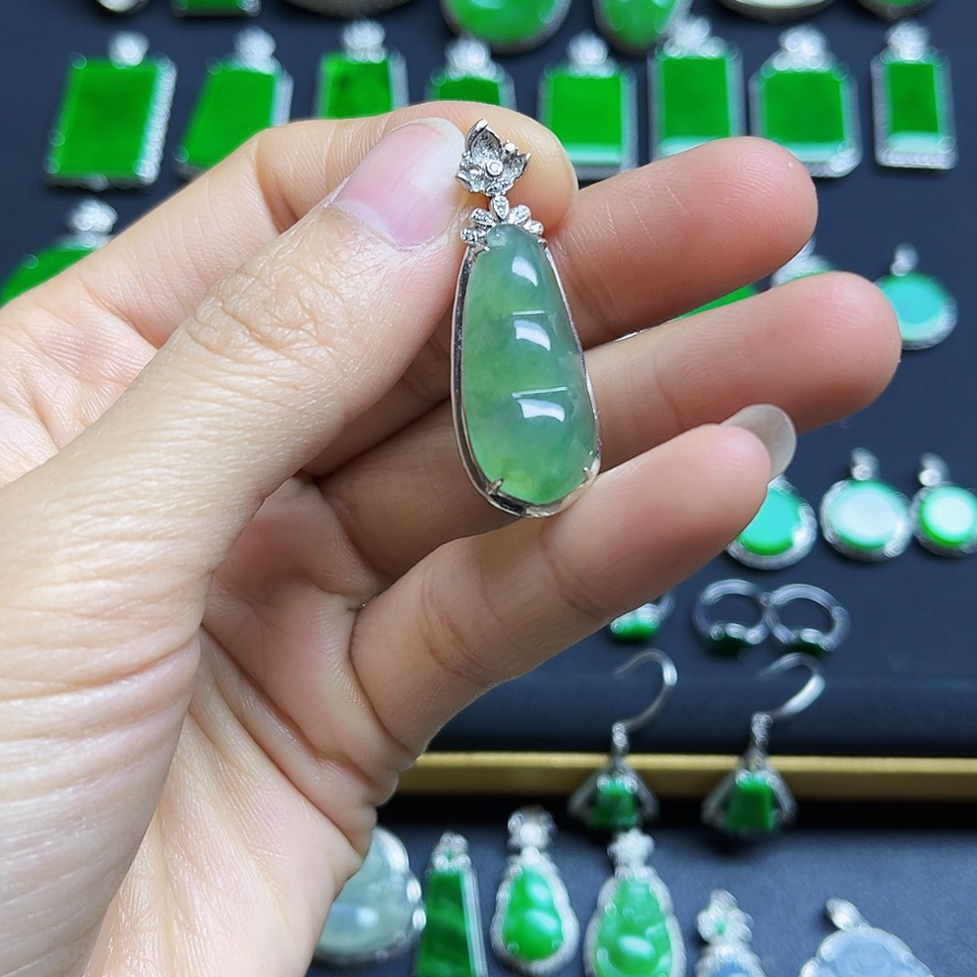 翡翠18K金镶嵌颈饰