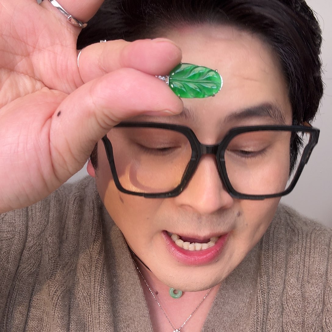 翡翠未镶嵌颈饰一件