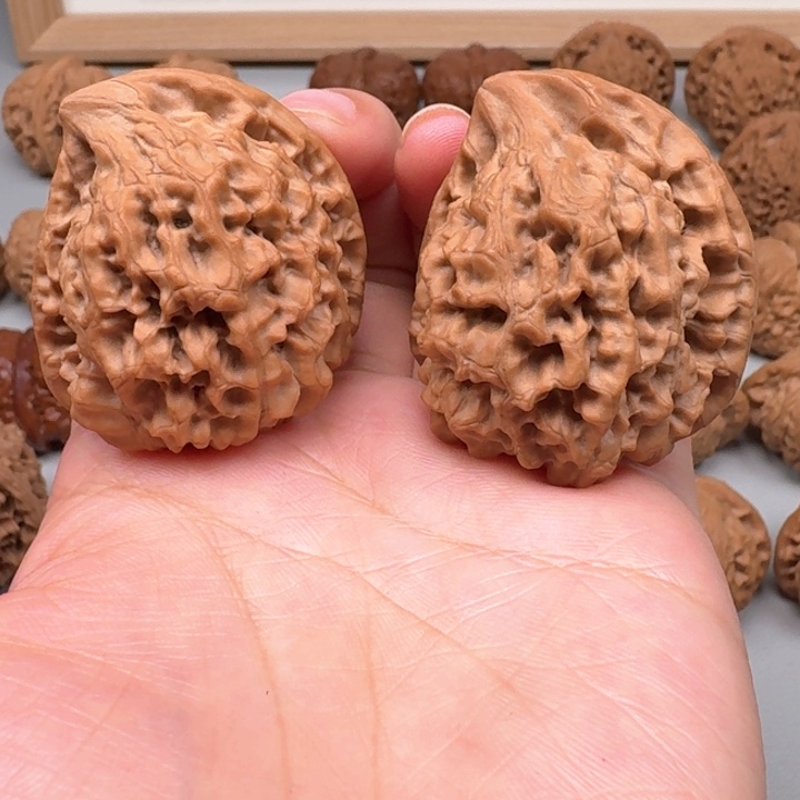 文玩核桃把件坐山雕