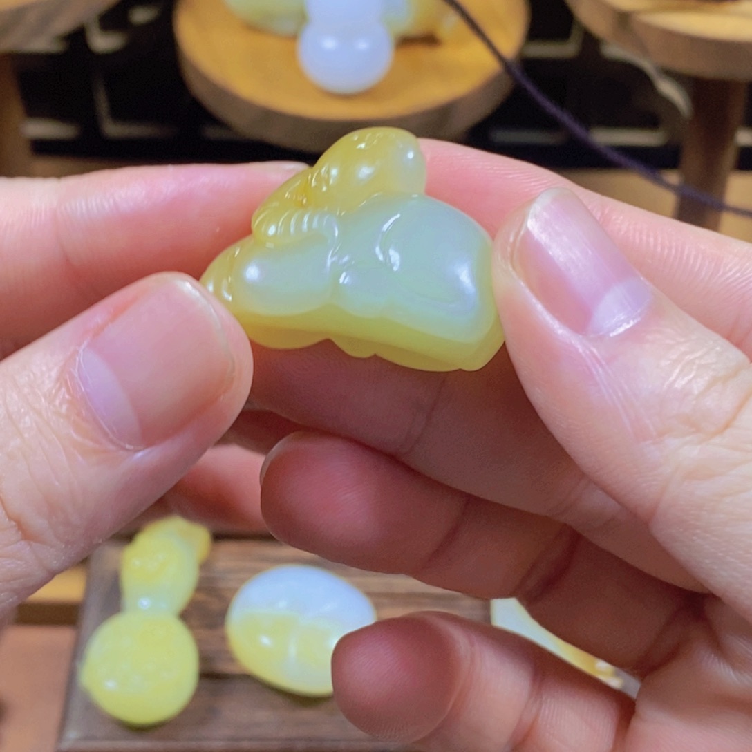 和田玉未镶嵌颈饰小羊