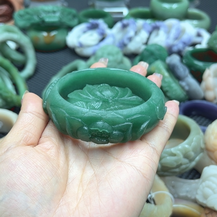 石英质玉手镯未镶嵌马***族