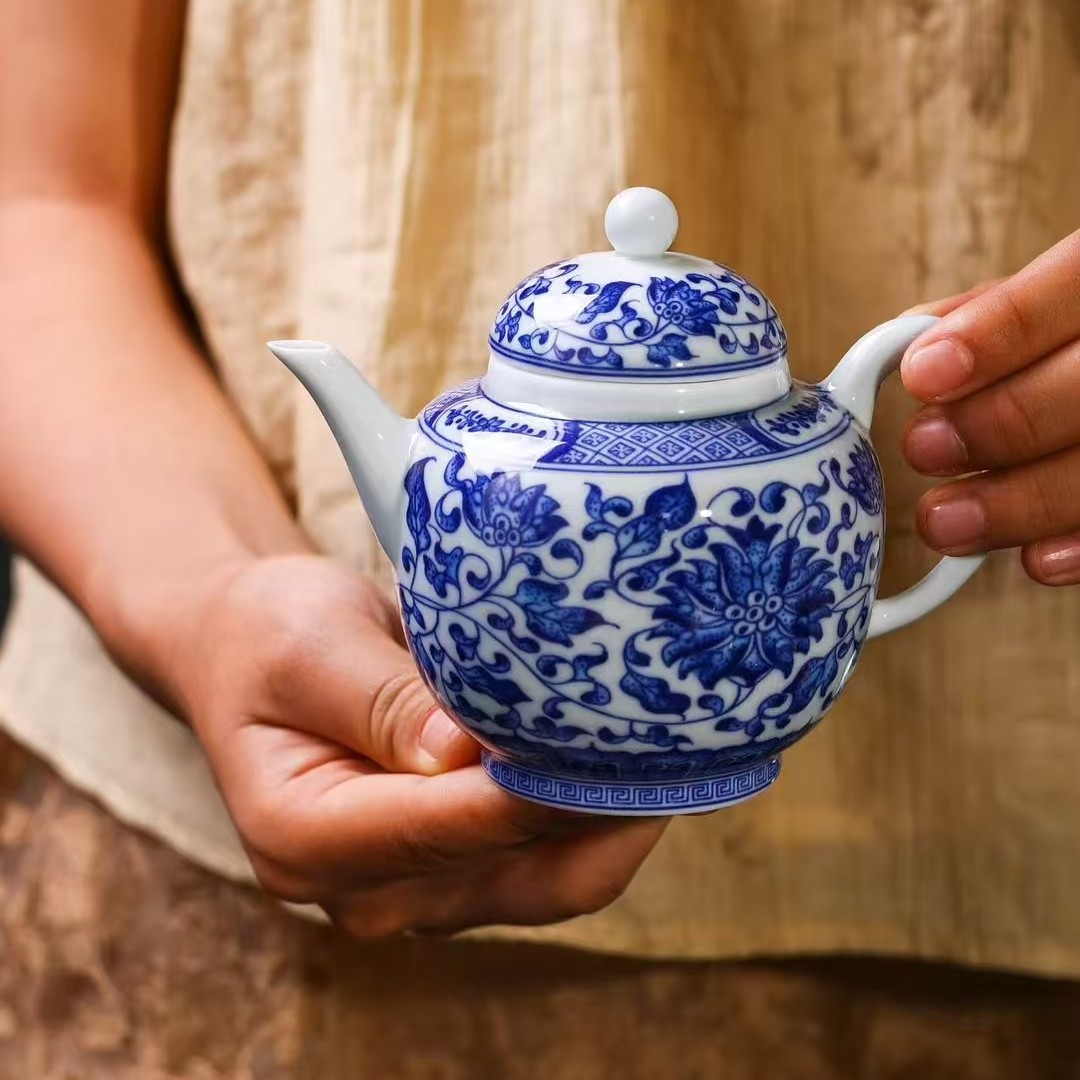 景德镇手工制作釉下彩青花瓷点工满绘缠枝莲陶瓷茶具美人尖茶壶