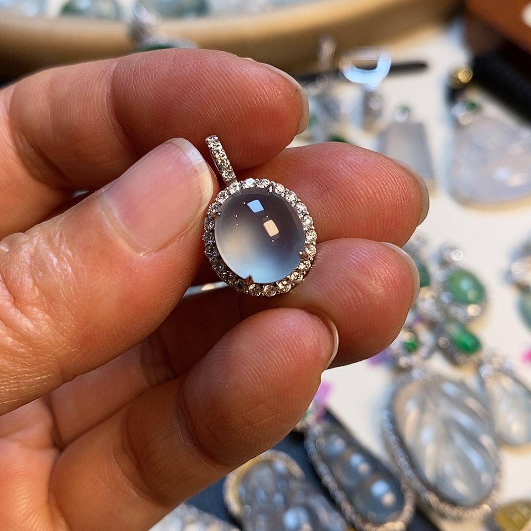 翡翠颈饰18K金镶嵌蛋面