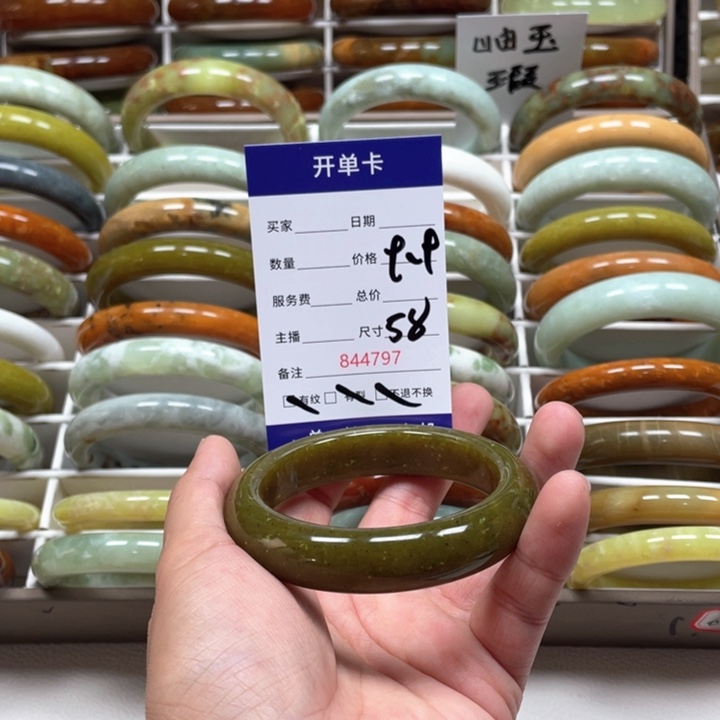 蛇纹石玉手镯未镶嵌C****?