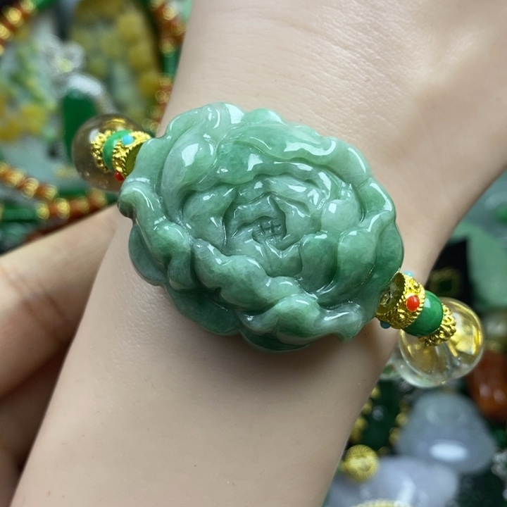 翡翠未镶嵌吊坠(赠链)