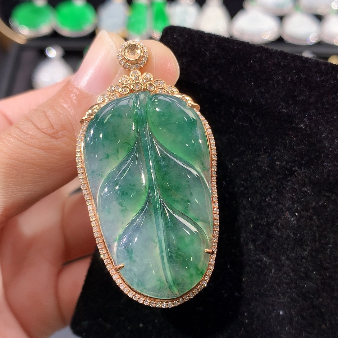 翡翠18K金镶嵌颈饰