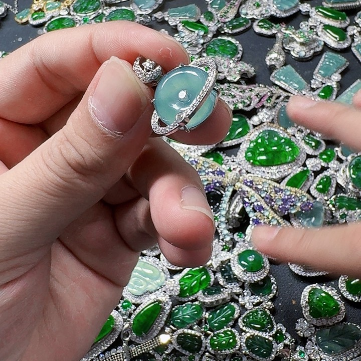 翡翠颈饰未镶嵌天然A货翡翠放漏