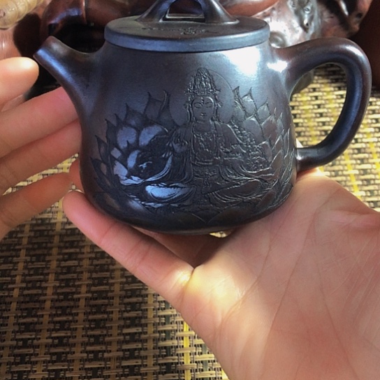 紫砂茶壶圆光泥料手工制作的紫砂壶。