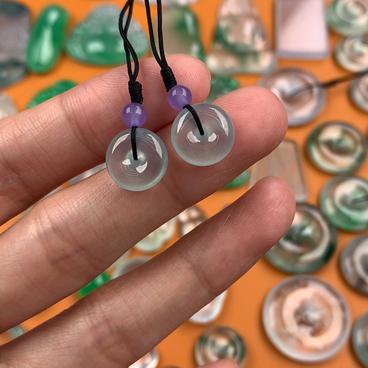 翡翠挂件未镶嵌…