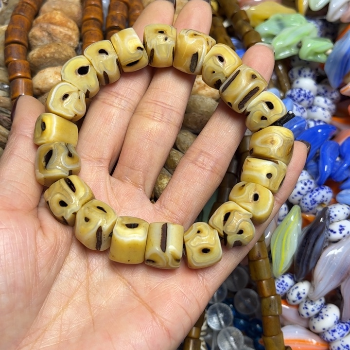 玻璃颈饰3176驼牙一条