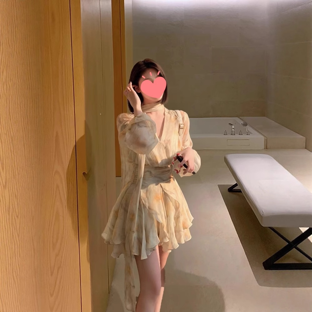 法式碎花v领泡泡袖雪纺连衣裙女2025夏季新款收腰不规则飘带短裙