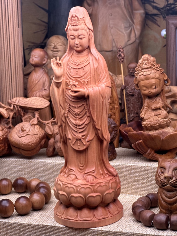 《印度正区迈索尔老山檀》雕刻件南海观音精品