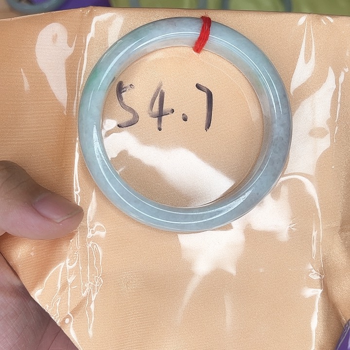 翡翠手镯未镶嵌白底青
