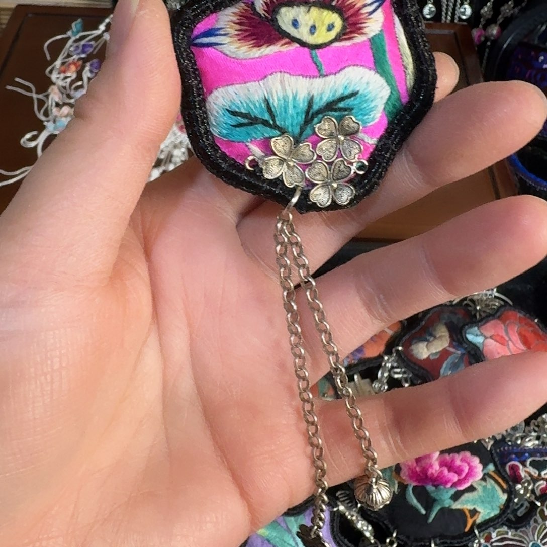 织绣大**宝民族风刺绣胸针