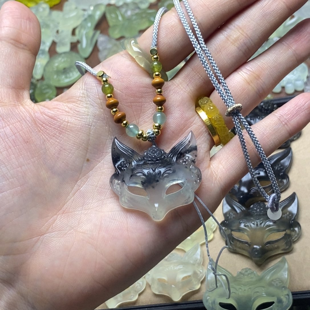 辣***啦蛇纹石玉合金颈饰