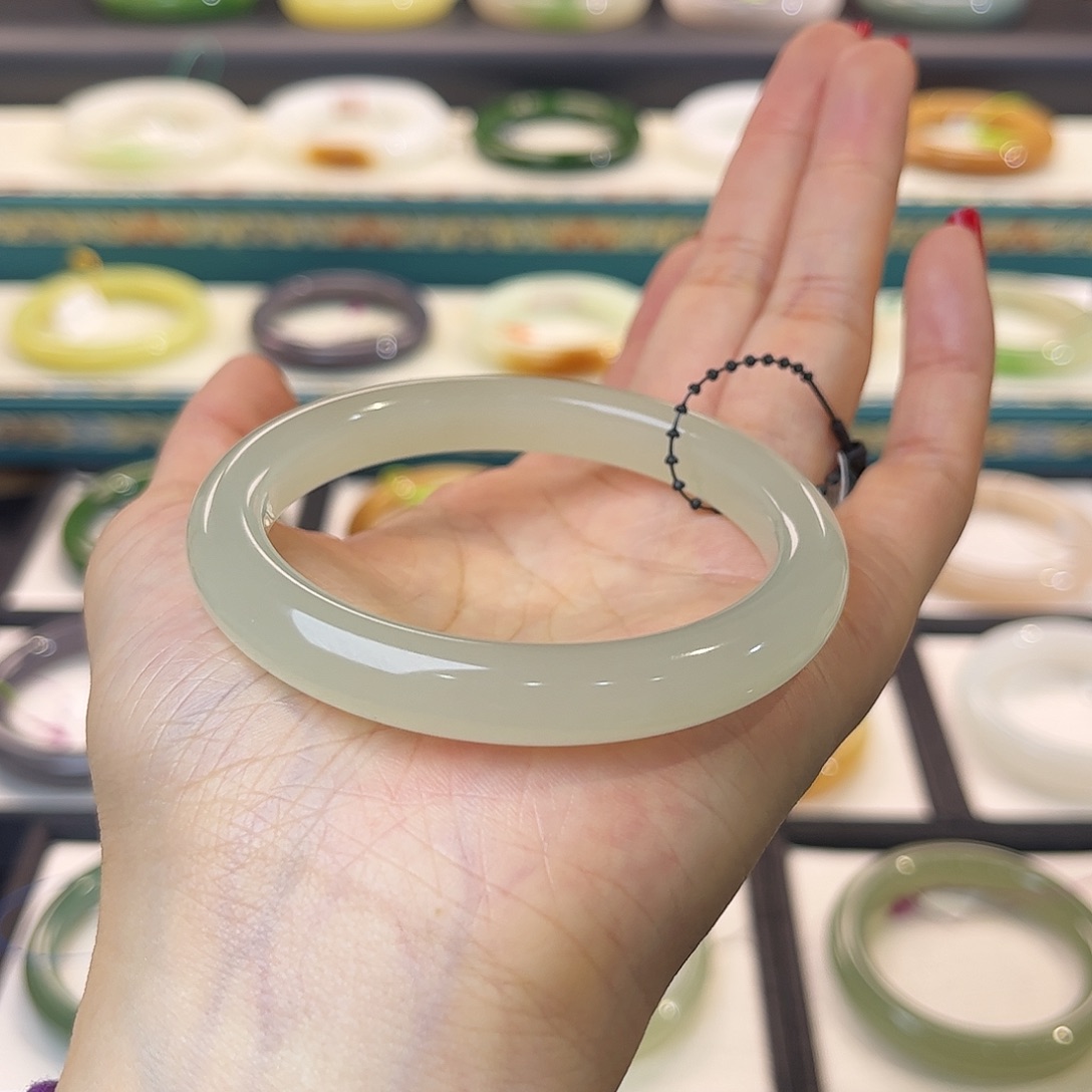 和田玉手镯未镶嵌荔枝冻