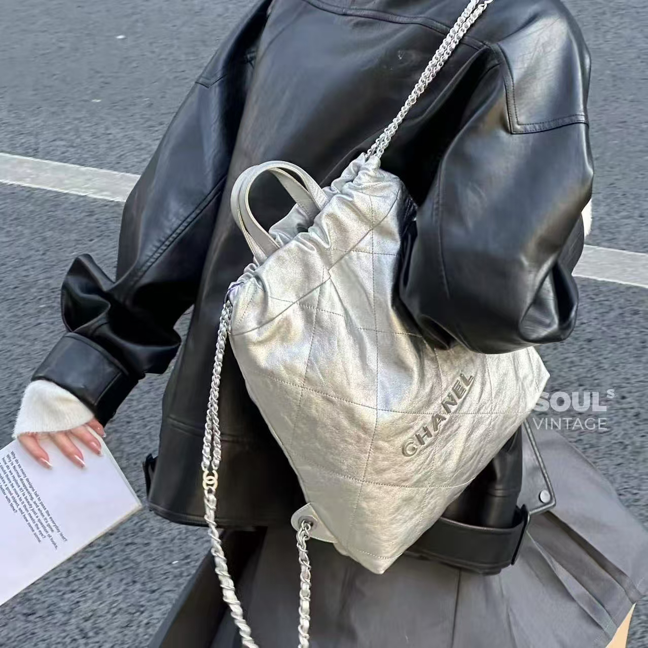 95新 Chanel/香奈儿 Chanel 银色 褶皱牛 22bag双肩包/602896509