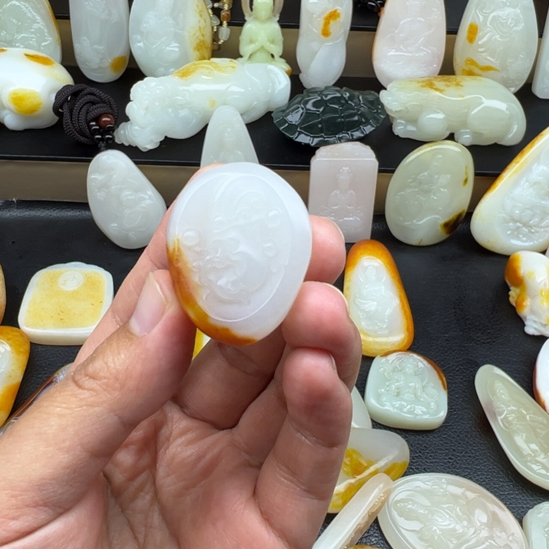 听***白和田玉未镶嵌颈饰