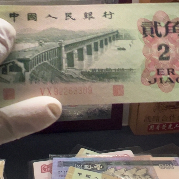 嘉****自尊红翡翠超强荧光