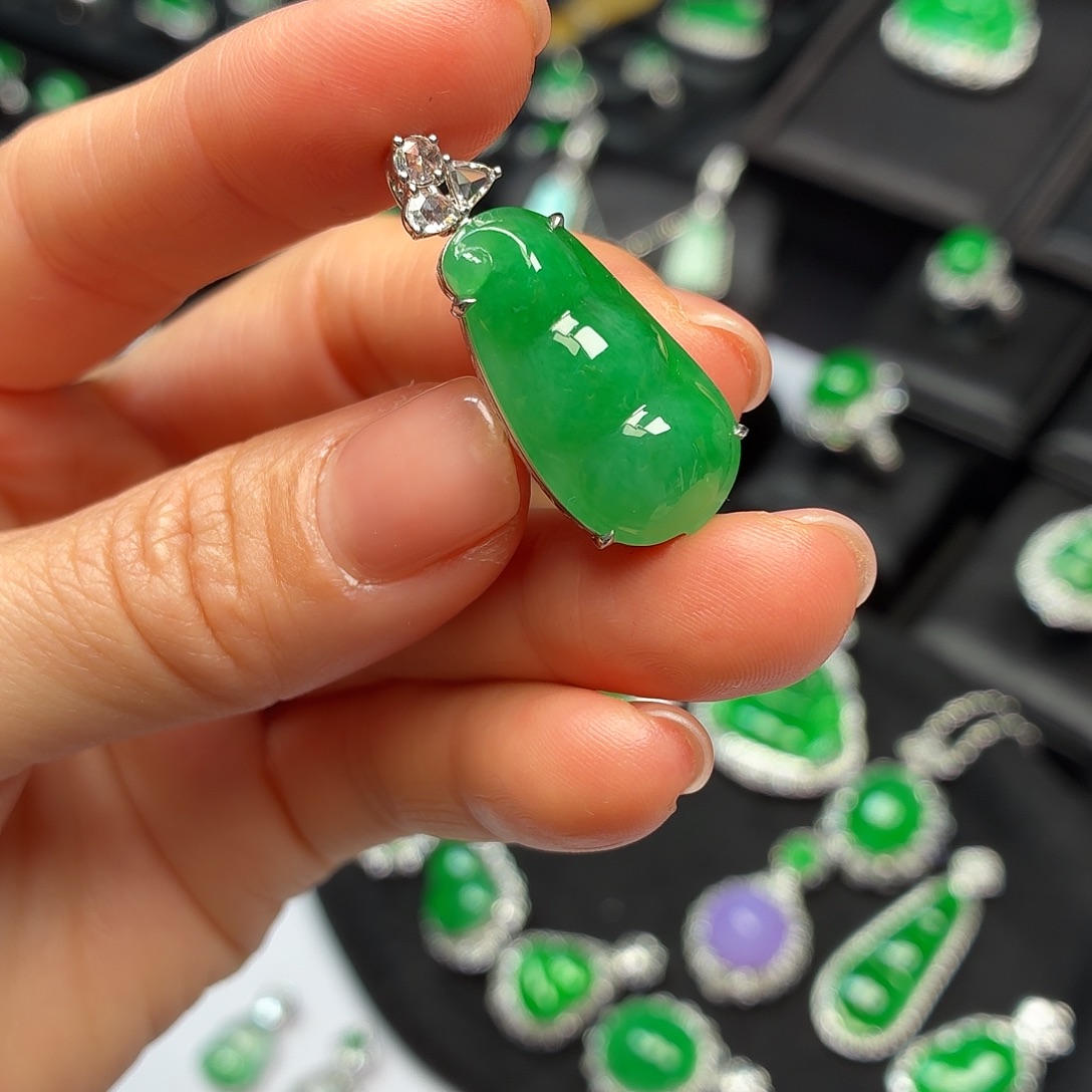 翡翠18K金镶嵌颈饰