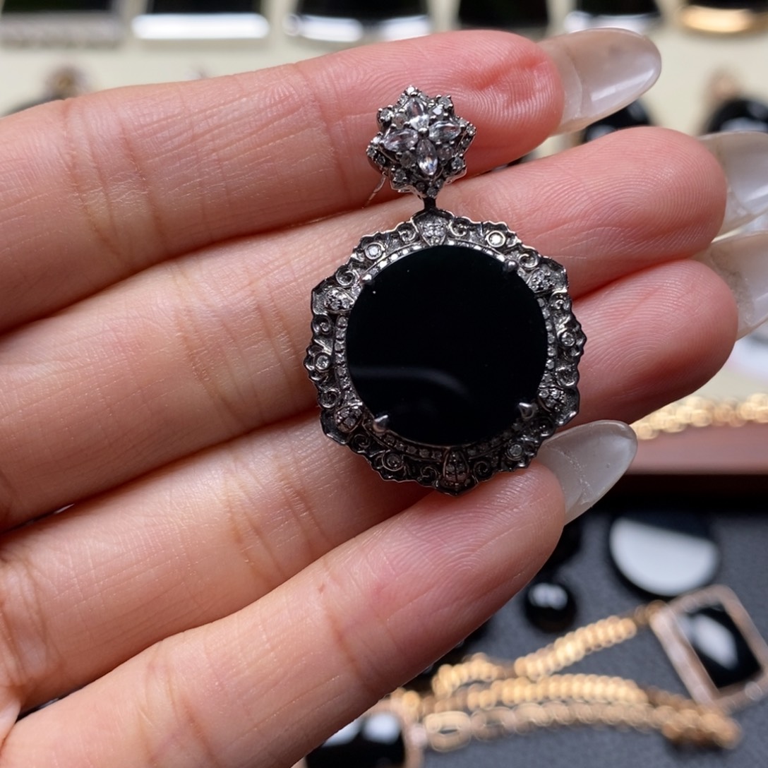 翡翠颈饰18K金镶嵌杰**卡圆牌