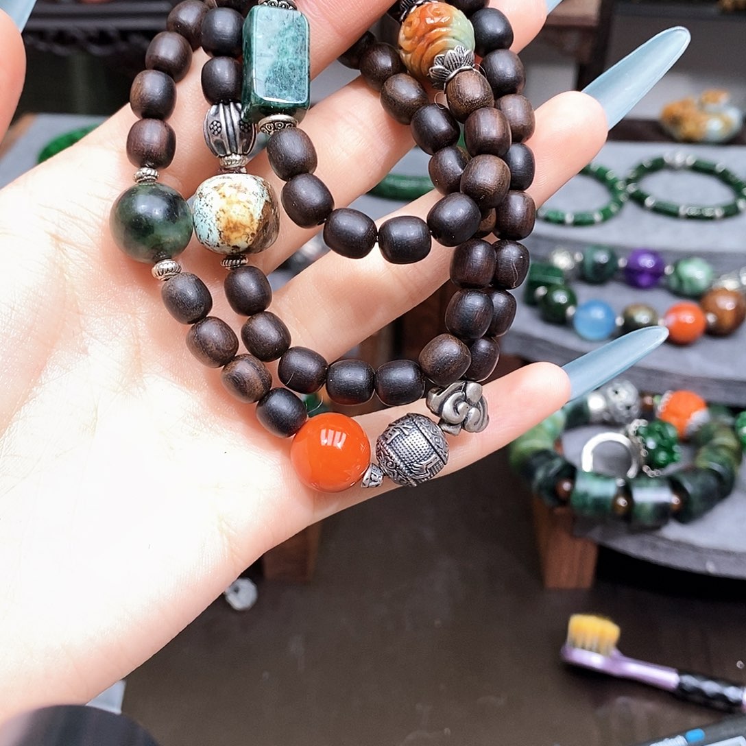 翡翠未镶嵌颈饰漂亮美眉