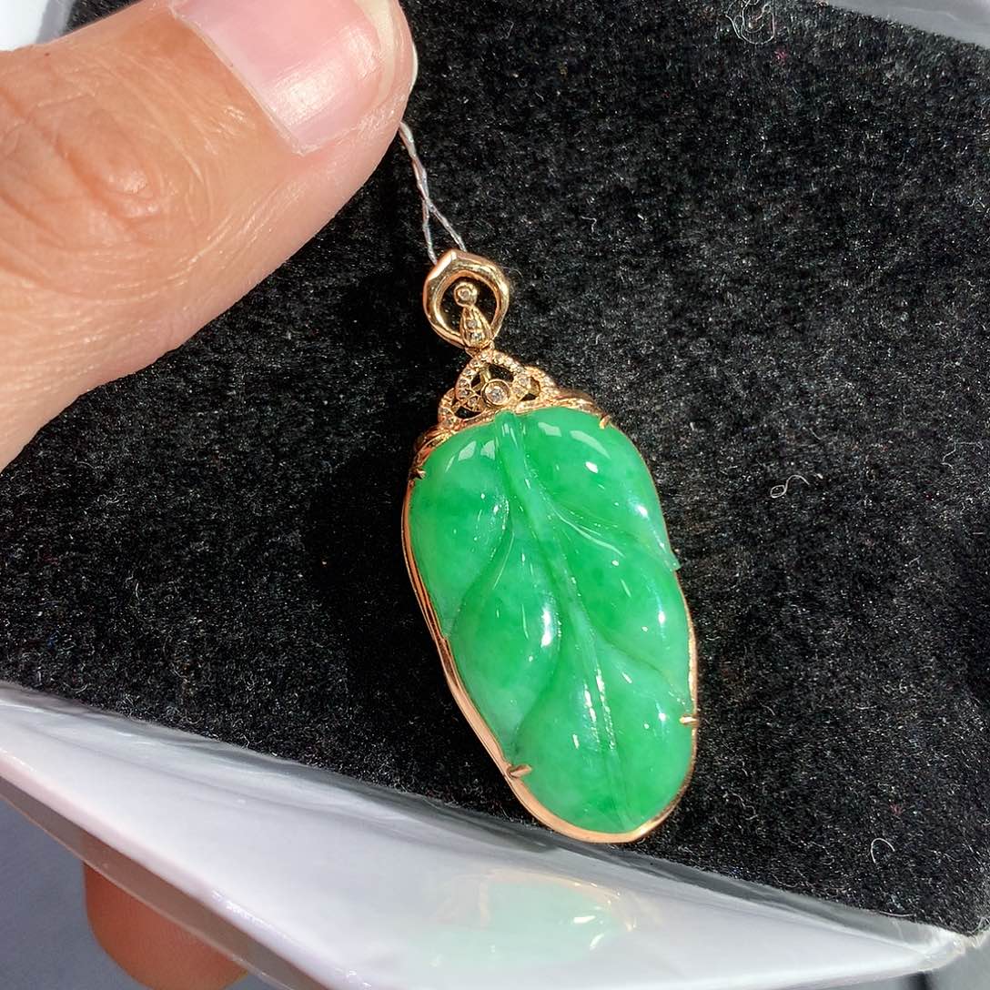 翡翠吊坠(赠链)18K金镶嵌