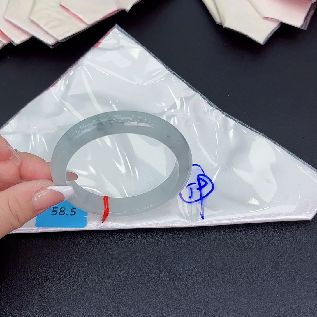 翡翠手镯未镶嵌手镯