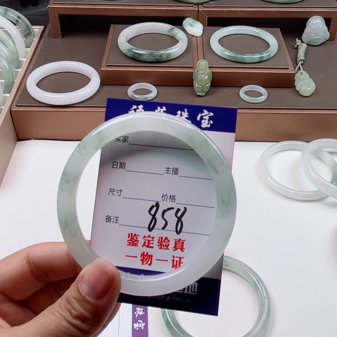 石英质玉手镯未镶嵌云****糖