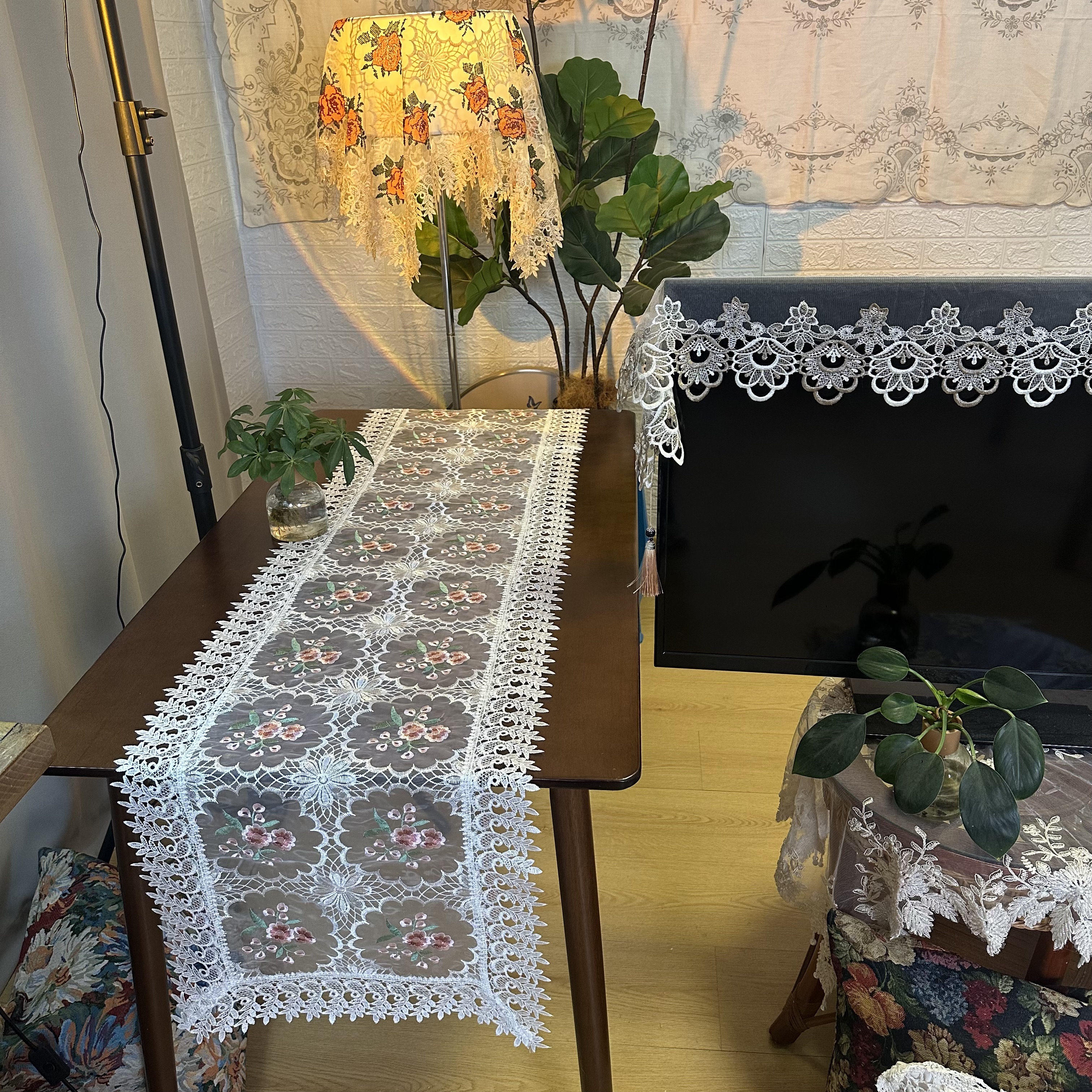 B006-10 丝光线（40*220cm）白色桃花水溶花边盖巾