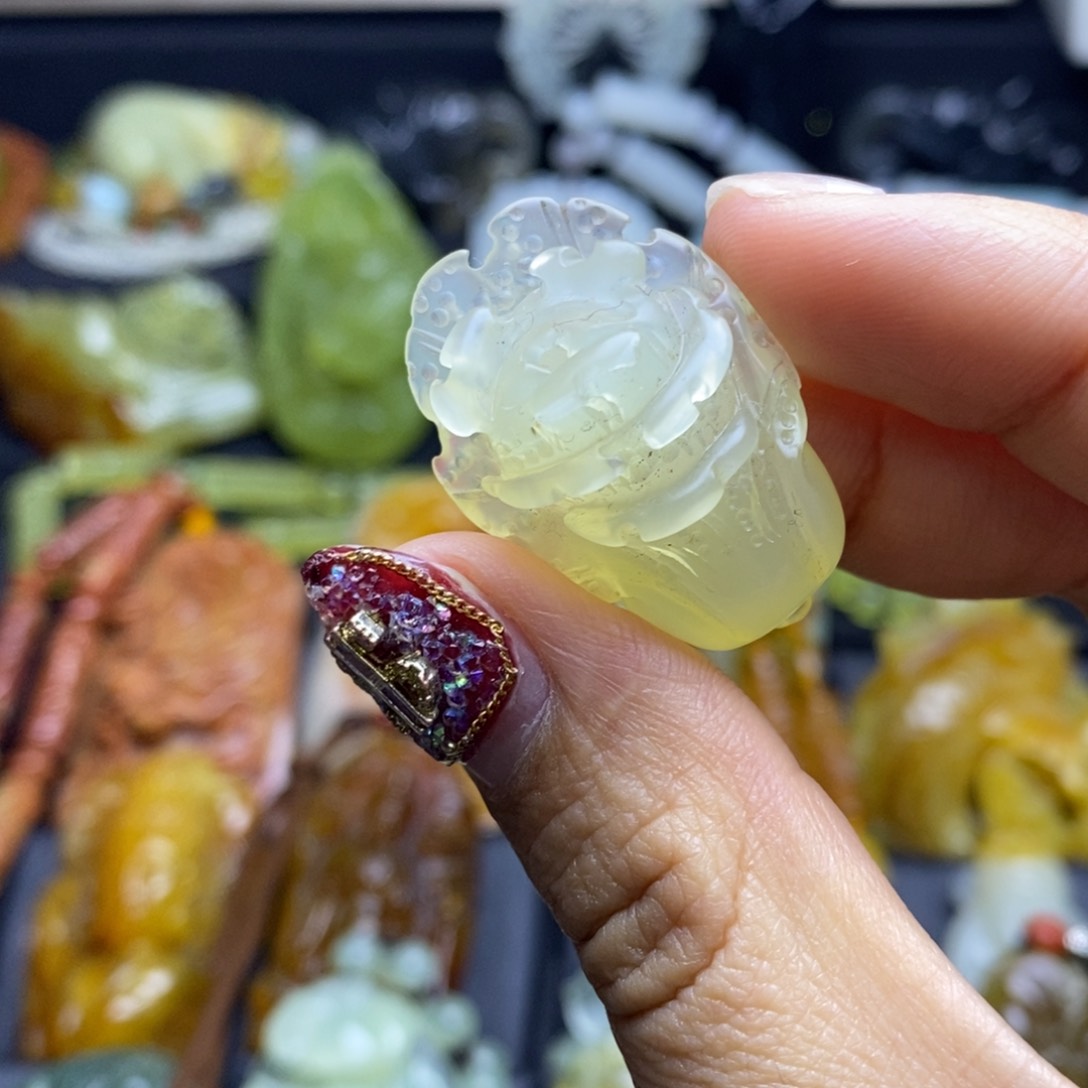 蛇纹石玉颈饰未镶嵌